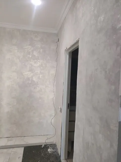 Флизелиновые обои под штукатурку у двери — квартира в Коммунарке